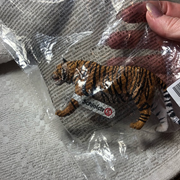 FINAL SALE- LEAVING CLOSET- NO FURTHER DISCOUNTS - Picture 4 of 5